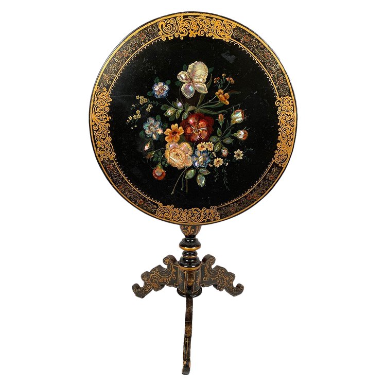 Guéridon basculant Napoléon III, bois laqué noir à décor peint de fleurs et de nacre