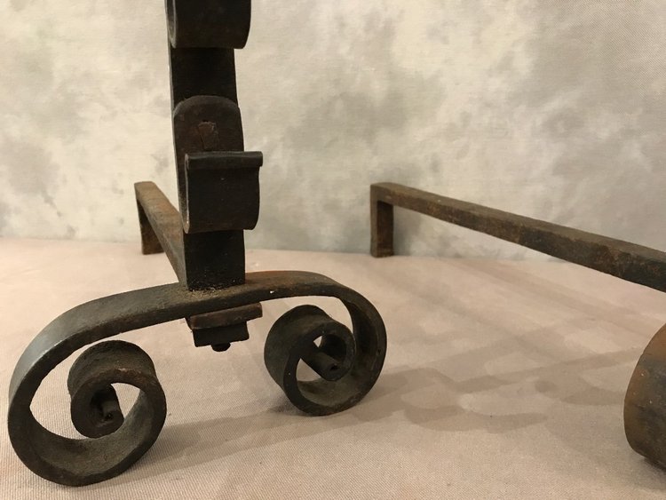 Coppia di antichi candelabri in ferro e ottone del XVIII secolo