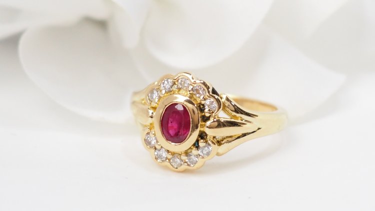 Bague marguerite en or jaune, rubis et diamants