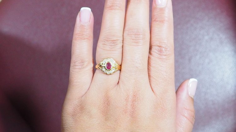 Bague marguerite en or jaune, rubis et diamants