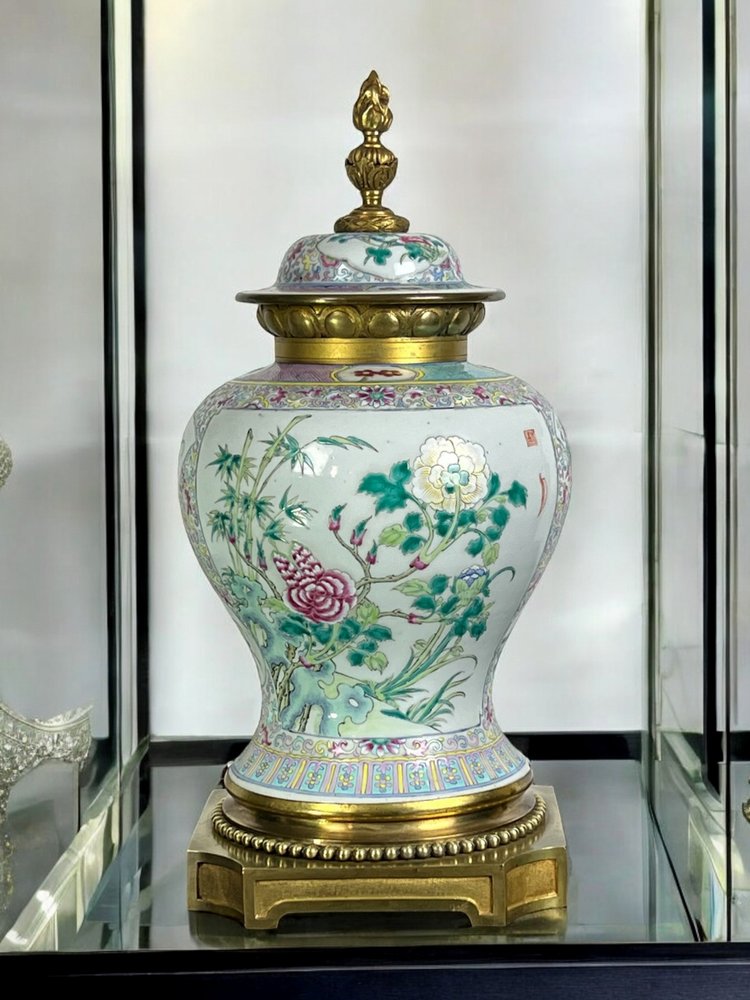 BALUSTER-SHAPED COVERED VASE IN PORCELAIN AND BRONZE IN THE CHINESE TASTE