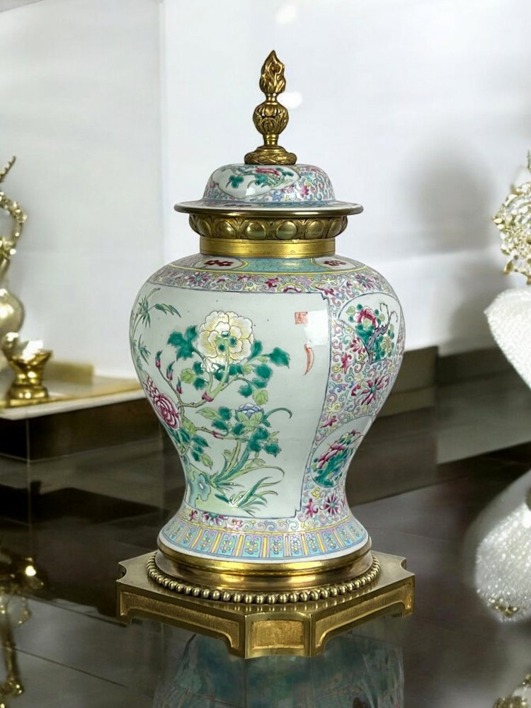BALUSTER-SHAPED COVERED VASE IN PORCELAIN AND BRONZE IN THE CHINESE TASTE