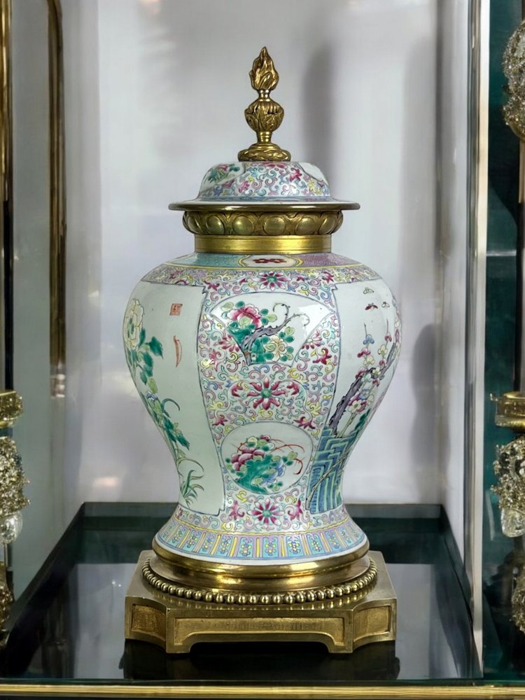 BALUSTER-SHAPED COVERED VASE IN PORCELAIN AND BRONZE IN THE CHINESE TASTE
