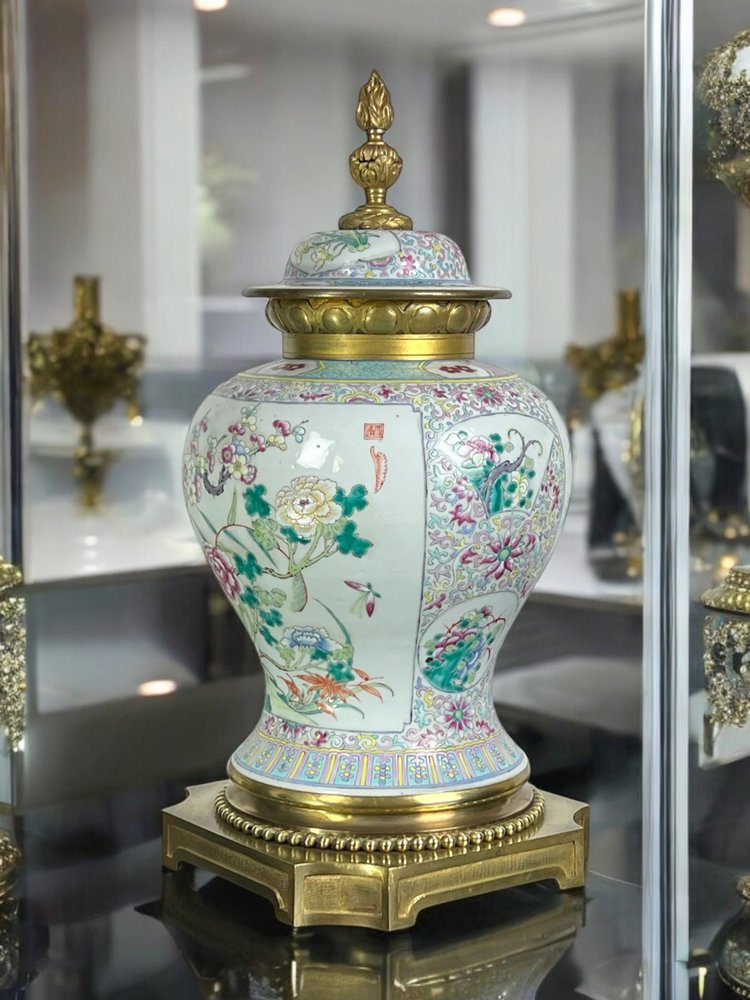 BALUSTER-SHAPED COVERED VASE IN PORCELAIN AND BRONZE IN THE CHINESE TASTE