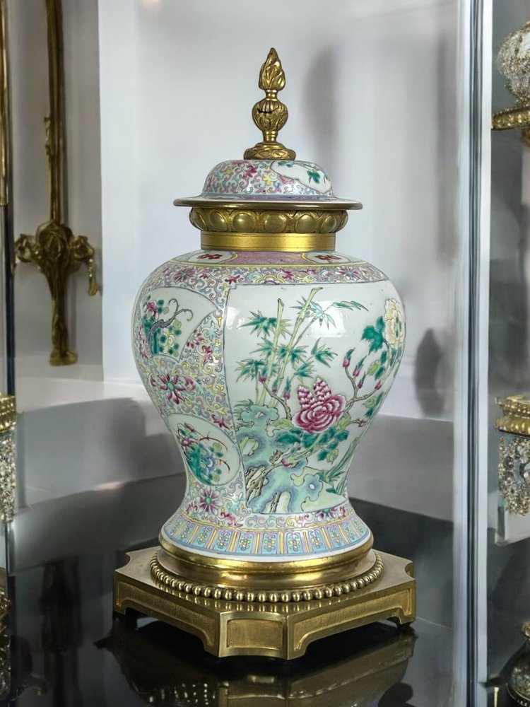 BALUSTER-SHAPED COVERED VASE IN PORCELAIN AND BRONZE IN THE CHINESE TASTE