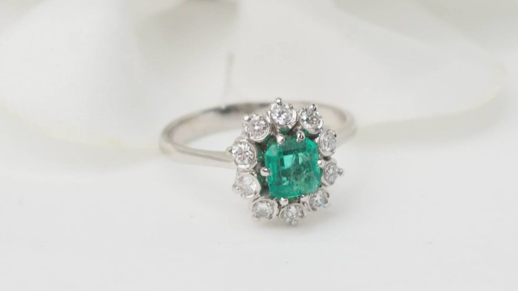 Bague marguerite en or blanc, émeraude et diamants