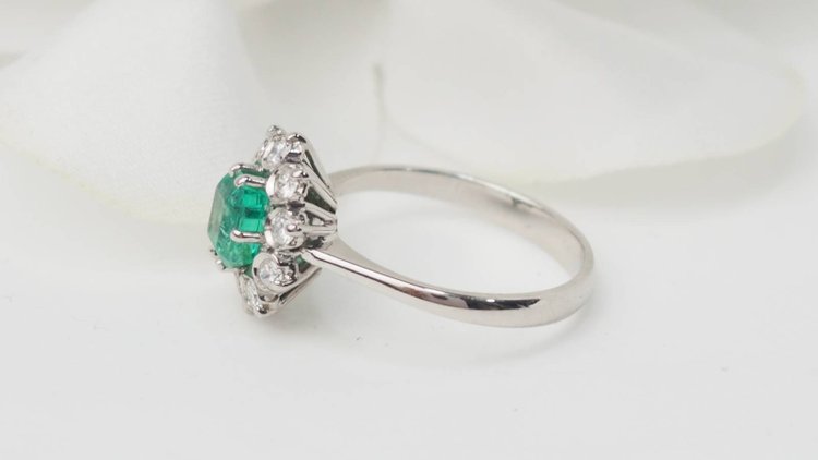 Bague marguerite en or blanc, émeraude et diamants