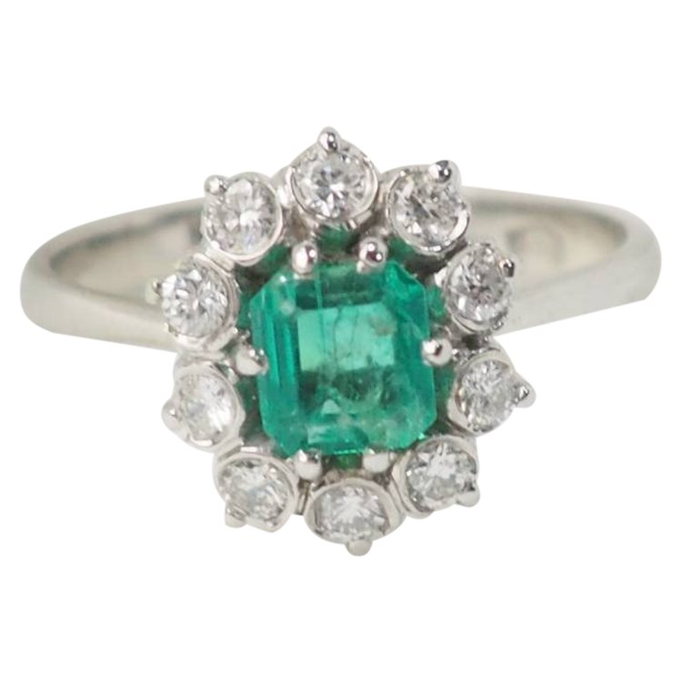Bague marguerite en or blanc, émeraude et diamants