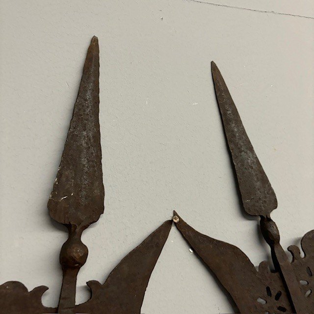 Paire de hallebardes en fer forgé forgé de la fin du XIXème siècle. Taille h 108 