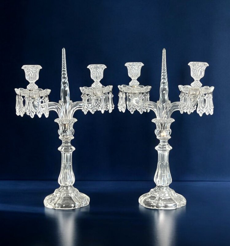PAAR ZWEIZWEIGIGER KERZENHALTER AUS KRISTALL, DER BACCARAT ZUGESCHRIEBEN WIRD