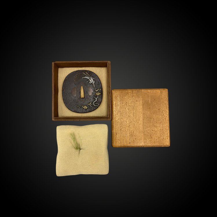 TSUBA in ferro, tate maru gata con motivo cicogna GIAPPONE – Periodo Edo (1606 – 1868)