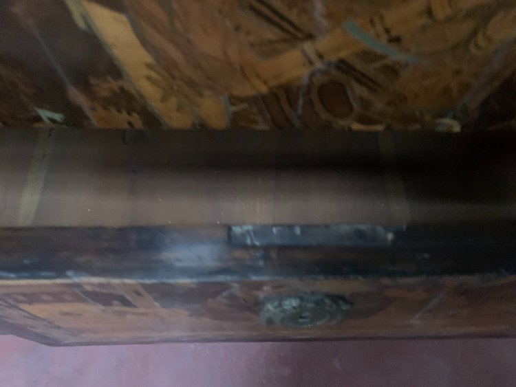 Cassettone di transizione in palissandro e lastronato di amaranto, XIX secolo