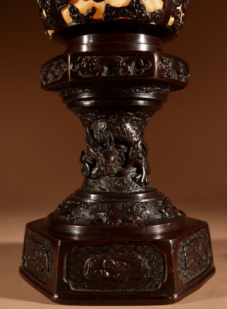  Eine seltene und sehr dekorative japanische Laternen-Tischlampe aus Bronze