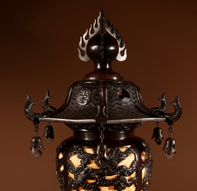  Eine seltene und sehr dekorative japanische Laternen-Tischlampe aus Bronze