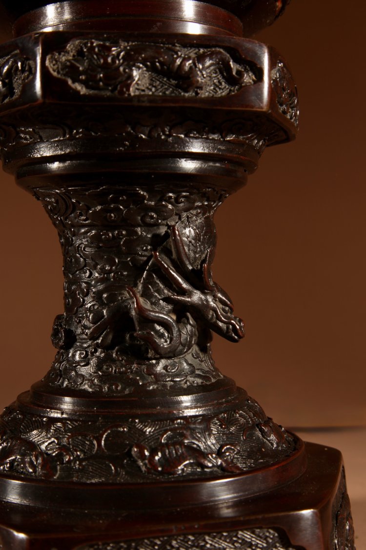  Eine seltene und sehr dekorative japanische Laternen-Tischlampe aus Bronze