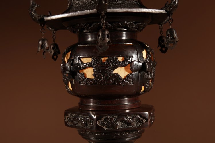  Eine seltene und sehr dekorative japanische Laternen-Tischlampe aus Bronze