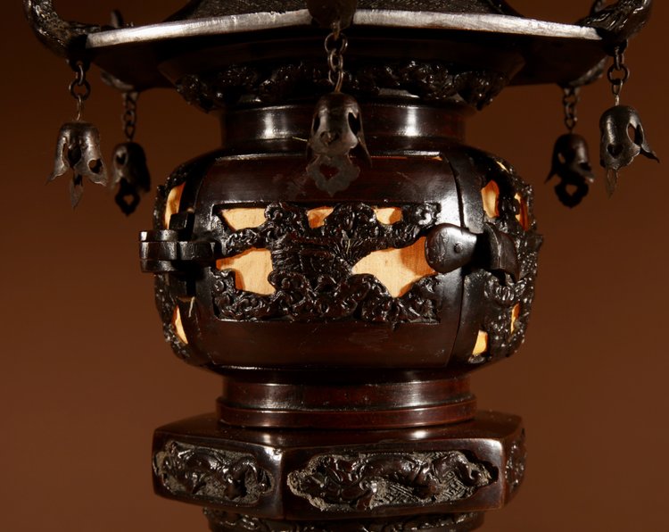  Eine seltene und sehr dekorative japanische Laternen-Tischlampe aus Bronze