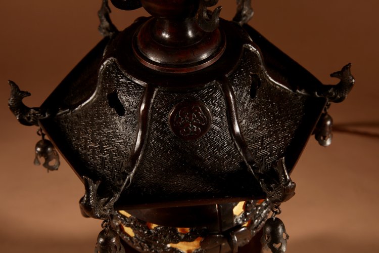  Eine seltene und sehr dekorative japanische Laternen-Tischlampe aus Bronze