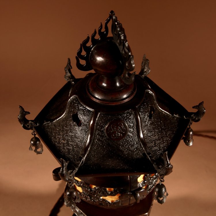  Eine seltene und sehr dekorative japanische Laternen-Tischlampe aus Bronze