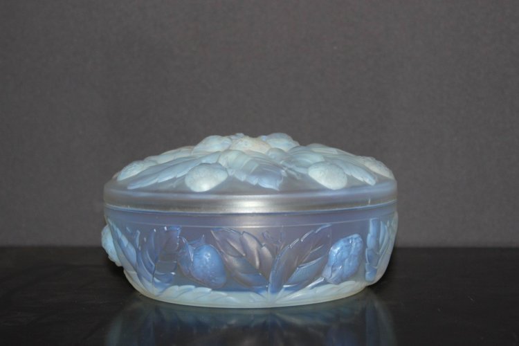 Scatola di caramelle alla fragola Etling in vetro opalescente, 1930 circa