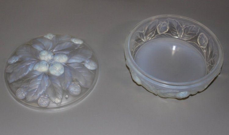 Scatola di caramelle alla fragola Etling in vetro opalescente, 1930 circa