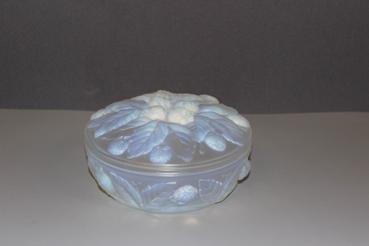 Scatola di caramelle alla fragola Etling in vetro opalescente, 1930 circa