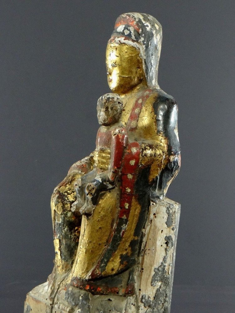 China, Late Ming period, Early Qing period, 17th century, Kouan Yin statue in lacquered and gilded wood.