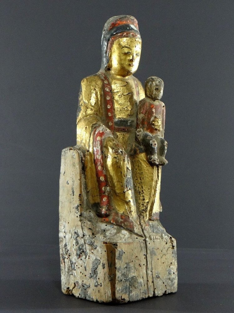 China, Late Ming period, Early Qing period, 17th century, Kouan Yin statue in lacquered and gilded wood.