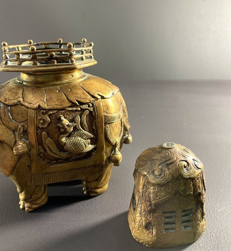 Chine, Premier Tiers Du XXème Siècle, Brûle-parfum En Bronze à Patine Doré Figurant Un éléphant.