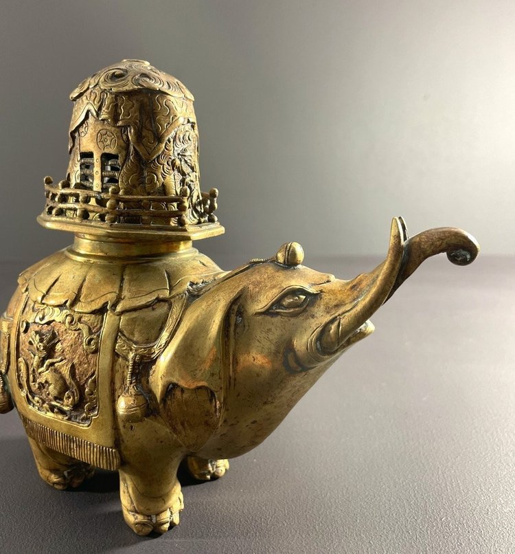 Chine, Premier Tiers Du XXème Siècle, Brûle-parfum En Bronze à Patine Doré Figurant Un éléphant.