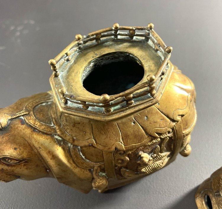 Chine, Premier Tiers Du XXème Siècle, Brûle-parfum En Bronze à Patine Doré Figurant Un éléphant.