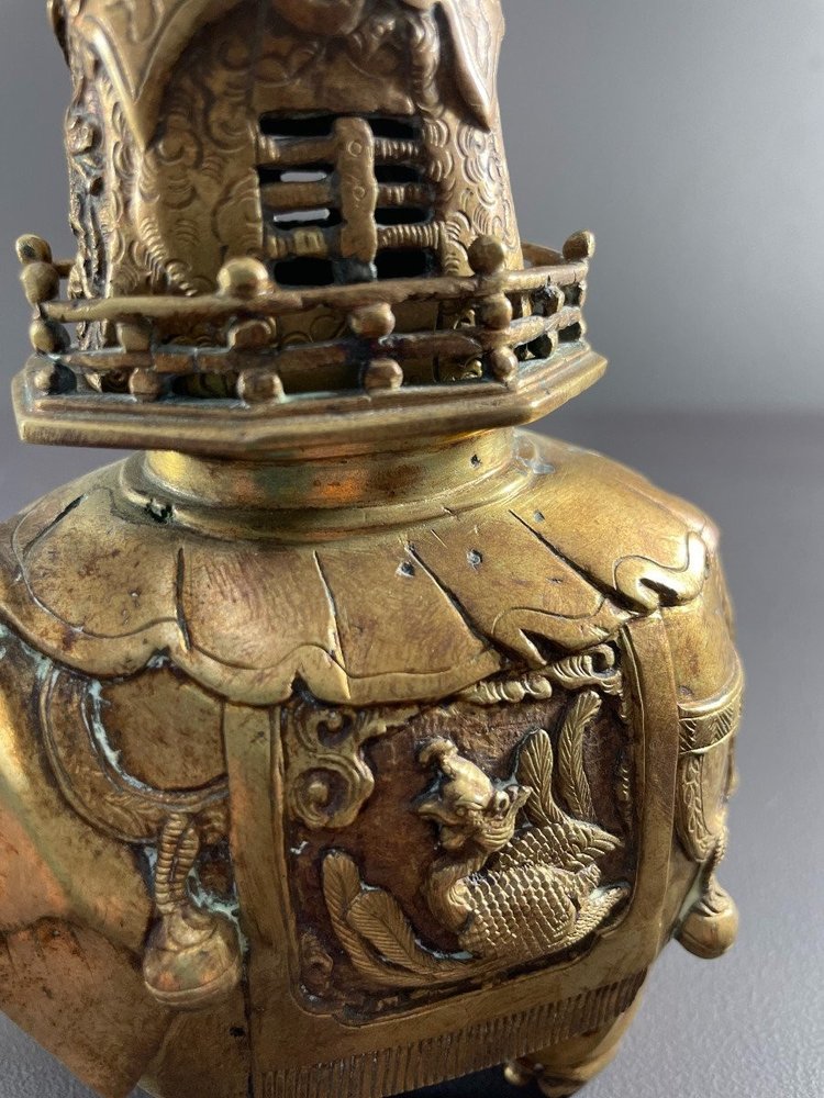 Chine, Premier Tiers Du XXème Siècle, Brûle-parfum En Bronze à Patine Doré Figurant Un éléphant.
