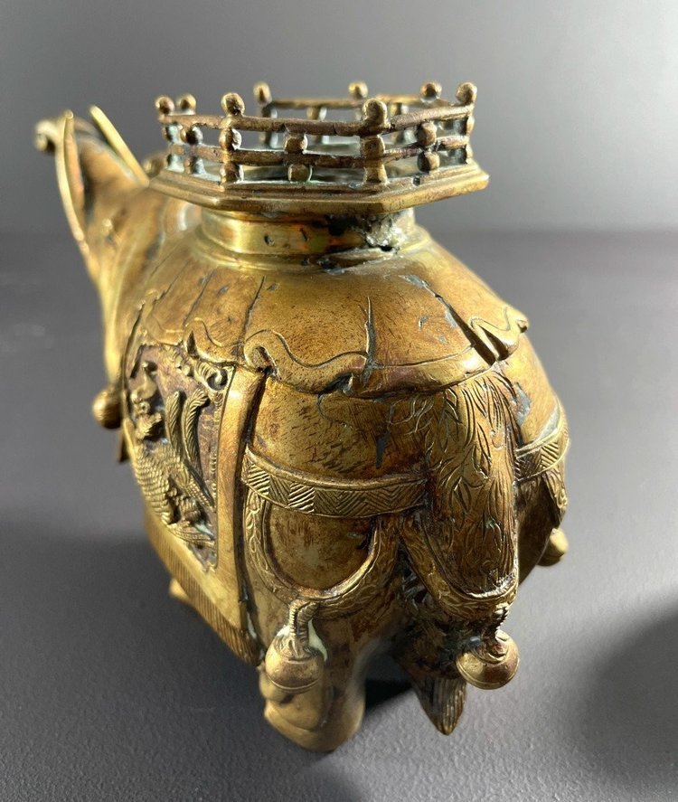 Chine, Premier Tiers Du XXème Siècle, Brûle-parfum En Bronze à Patine Doré Figurant Un éléphant.
