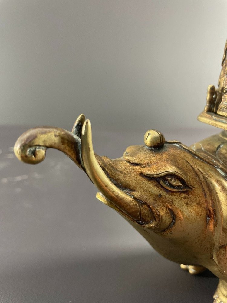 Chine, Premier Tiers Du XXème Siècle, Brûle-parfum En Bronze à Patine Doré Figurant Un éléphant.