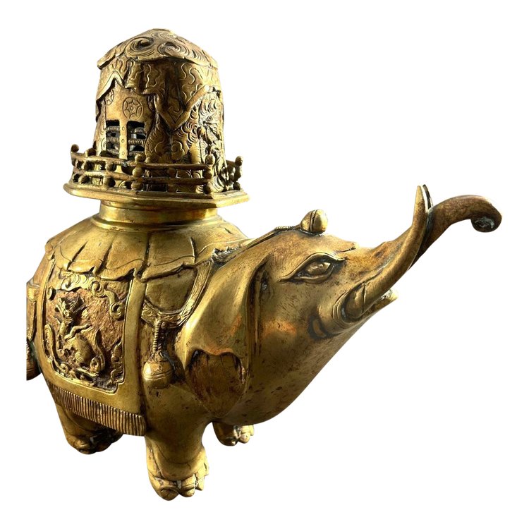 Chine, Premier Tiers Du XXème Siècle, Brûle-parfum En Bronze à Patine Doré Figurant Un éléphant.