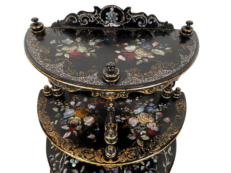 Rare et belle étagère en demi-lune Napoléon III, bois et carton bouilli burgauté