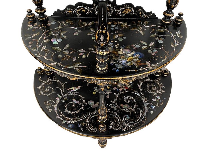 Rare et belle étagère en demi-lune Napoléon III, bois et carton bouilli burgauté