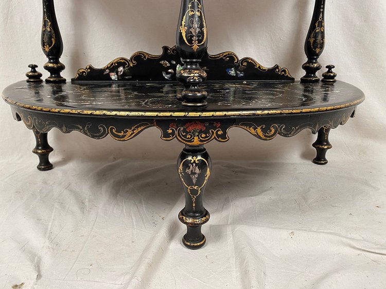 Rare et belle étagère en demi-lune Napoléon III, bois et carton bouilli burgauté