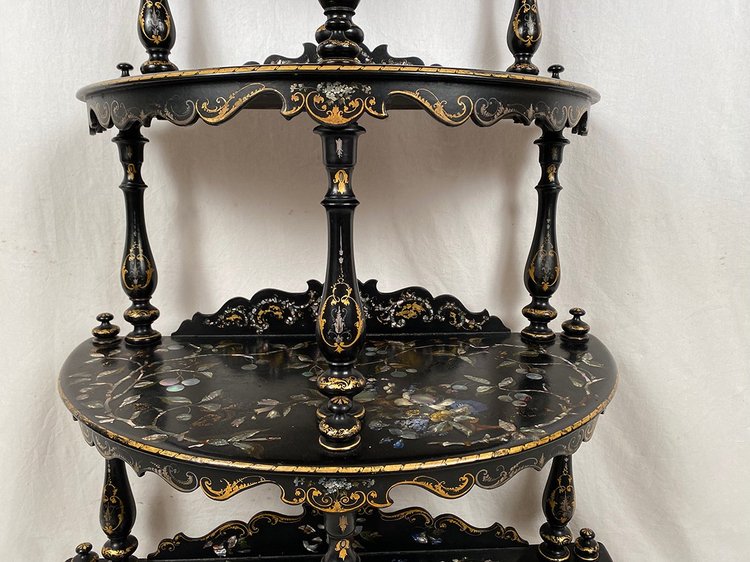 Rare et belle étagère en demi-lune Napoléon III, bois et carton bouilli burgauté