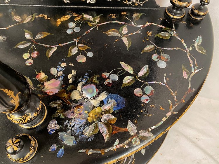 Rare et belle étagère en demi-lune Napoléon III, bois et carton bouilli burgauté