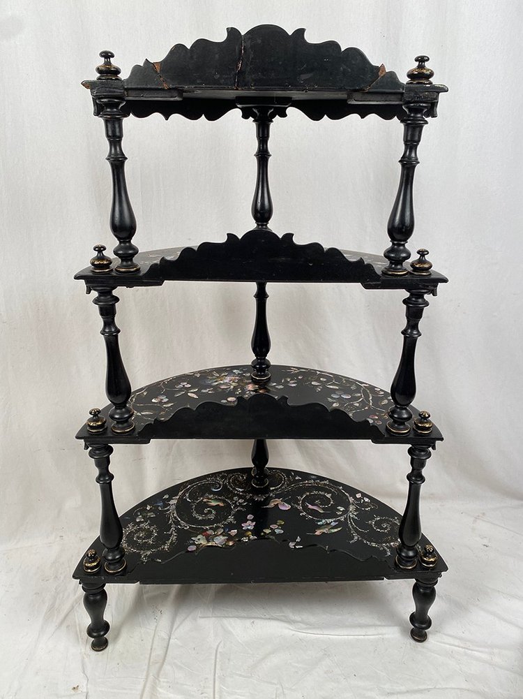 Rare et belle étagère en demi-lune Napoléon III, bois et carton bouilli burgauté
