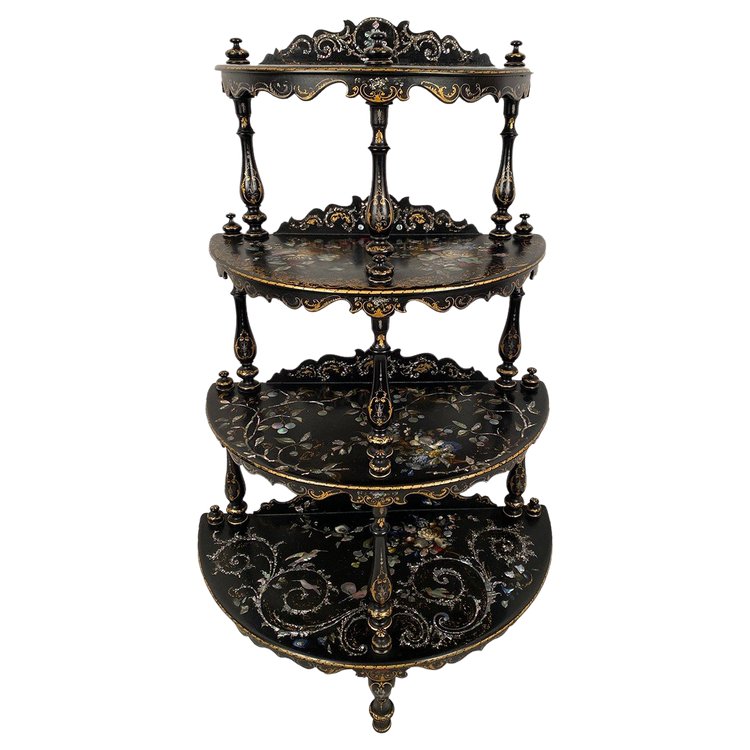 Rare et belle étagère en demi-lune Napoléon III, bois et carton bouilli burgauté