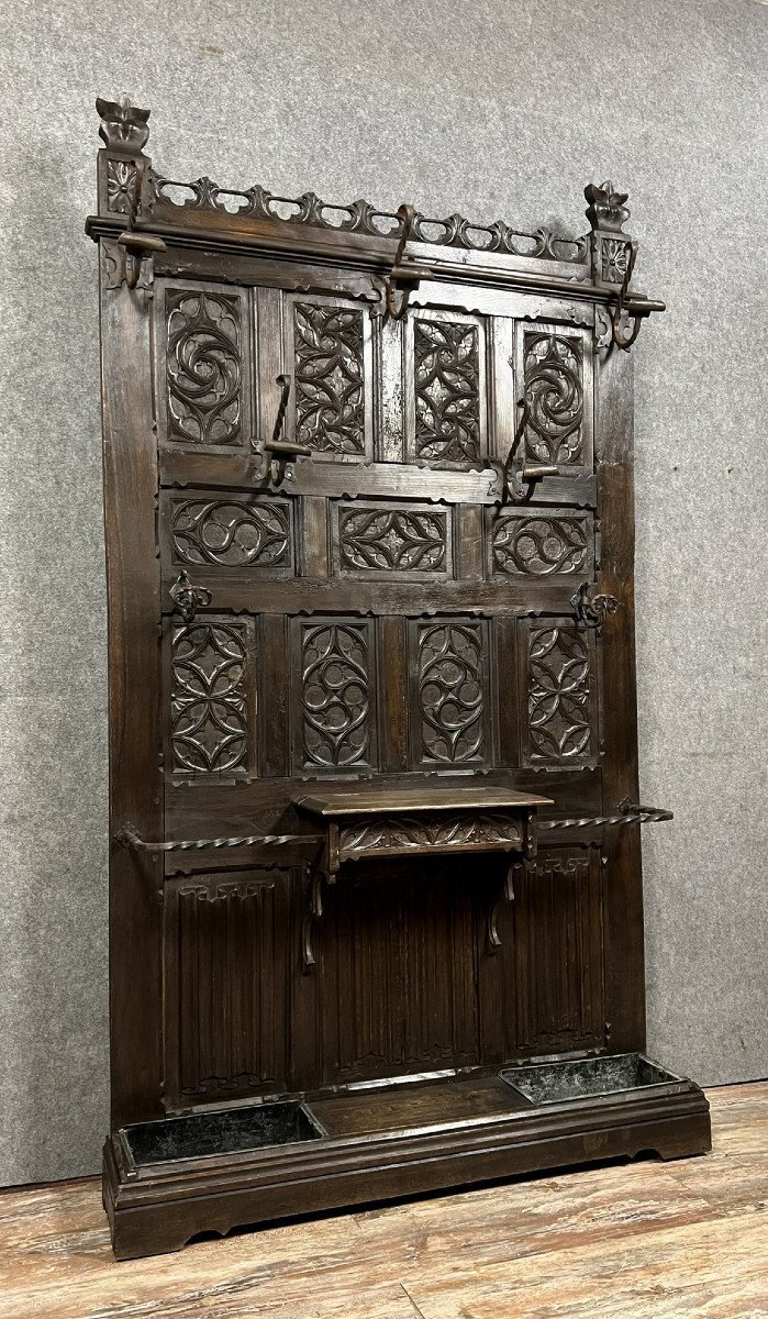 Appendiabiti neogotico in rovere intagliato del XIX secolo