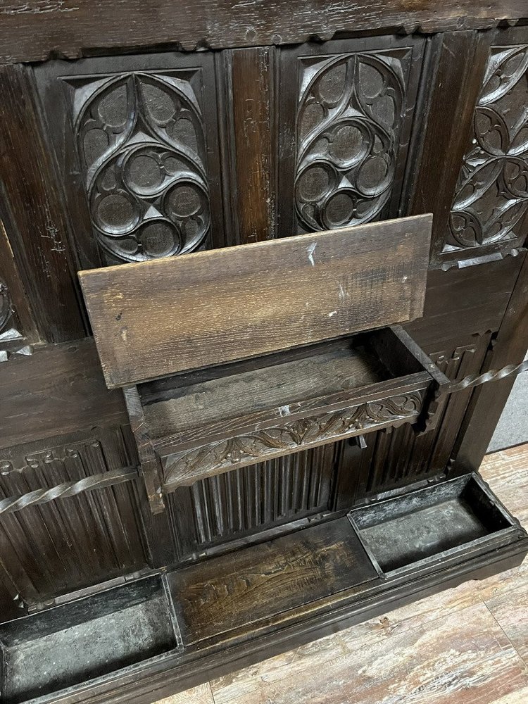 Appendiabiti neogotico in rovere intagliato del XIX secolo