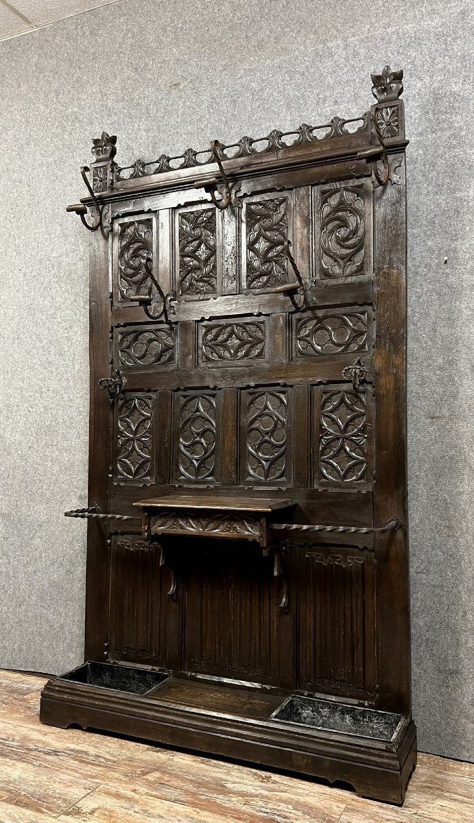 Appendiabiti neogotico in rovere intagliato del XIX secolo