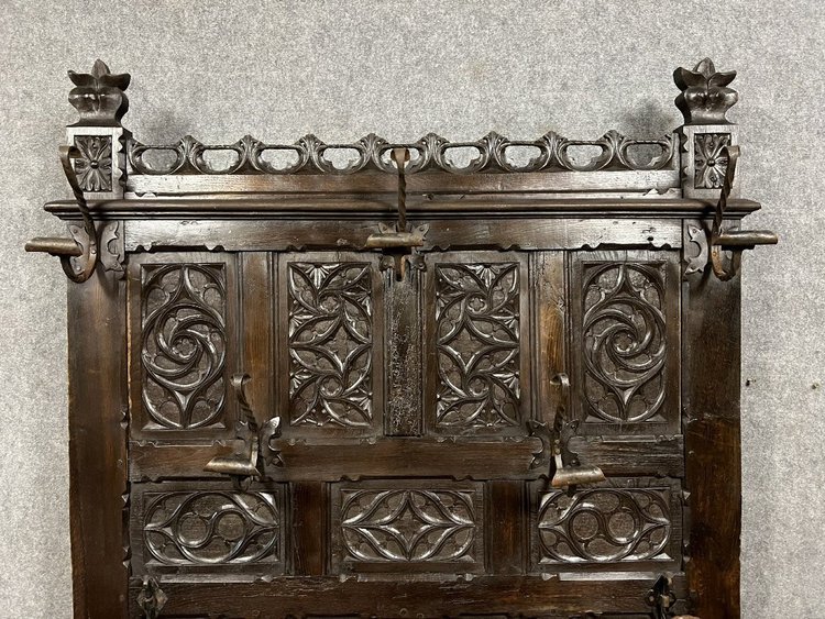 Appendiabiti neogotico in rovere intagliato del XIX secolo