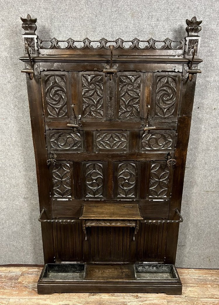 Appendiabiti neogotico in rovere intagliato del XIX secolo