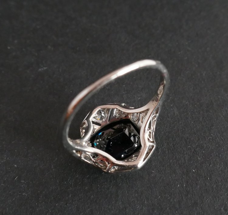 Ring Saphir und Diamanten, Platinfassung.