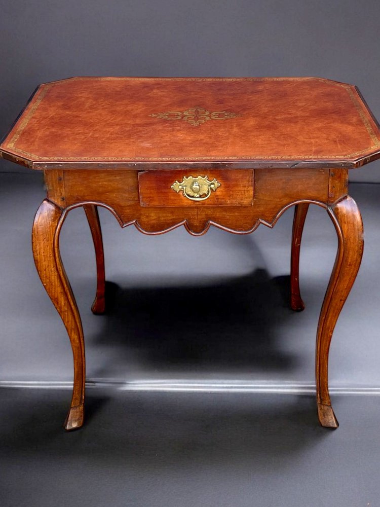 TABLE DE CABARET XVIIIe ÉPOQUE LOUIS XV EN BOIS FRUITIER AVEC UN DESSUS CUIR