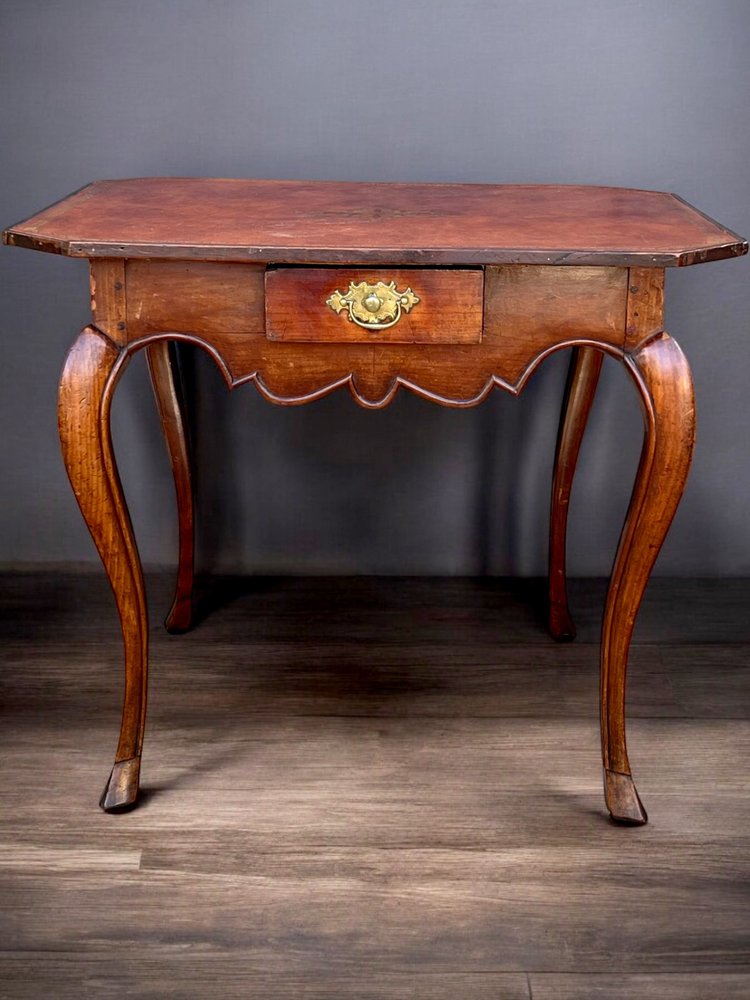 TABLE DE CABARET XVIIIe ÉPOQUE LOUIS XV EN BOIS FRUITIER AVEC UN DESSUS CUIR